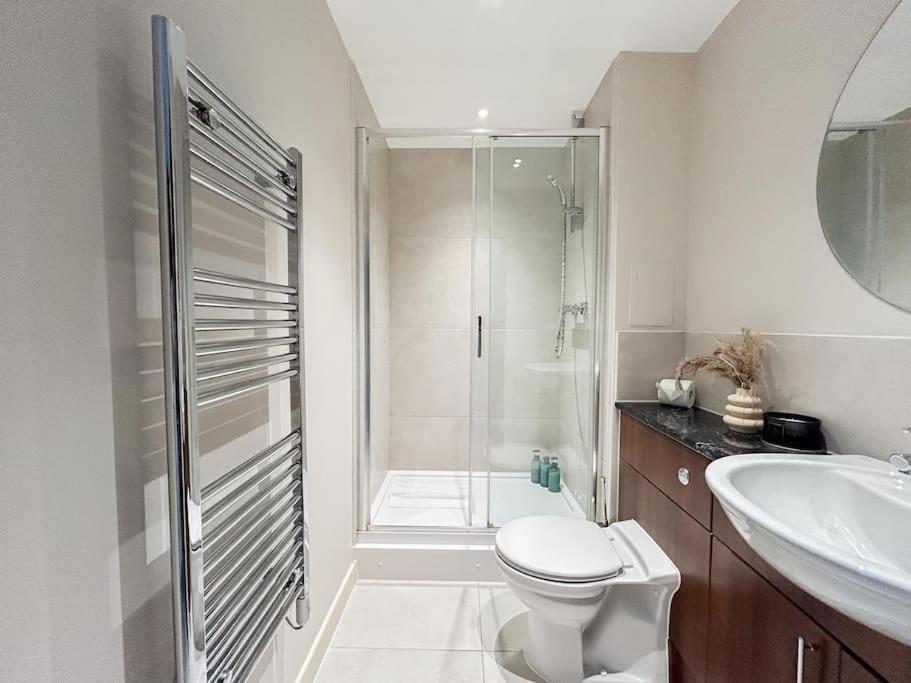 Stylish Urban Sanctuary With Parking Londres Exterior foto
